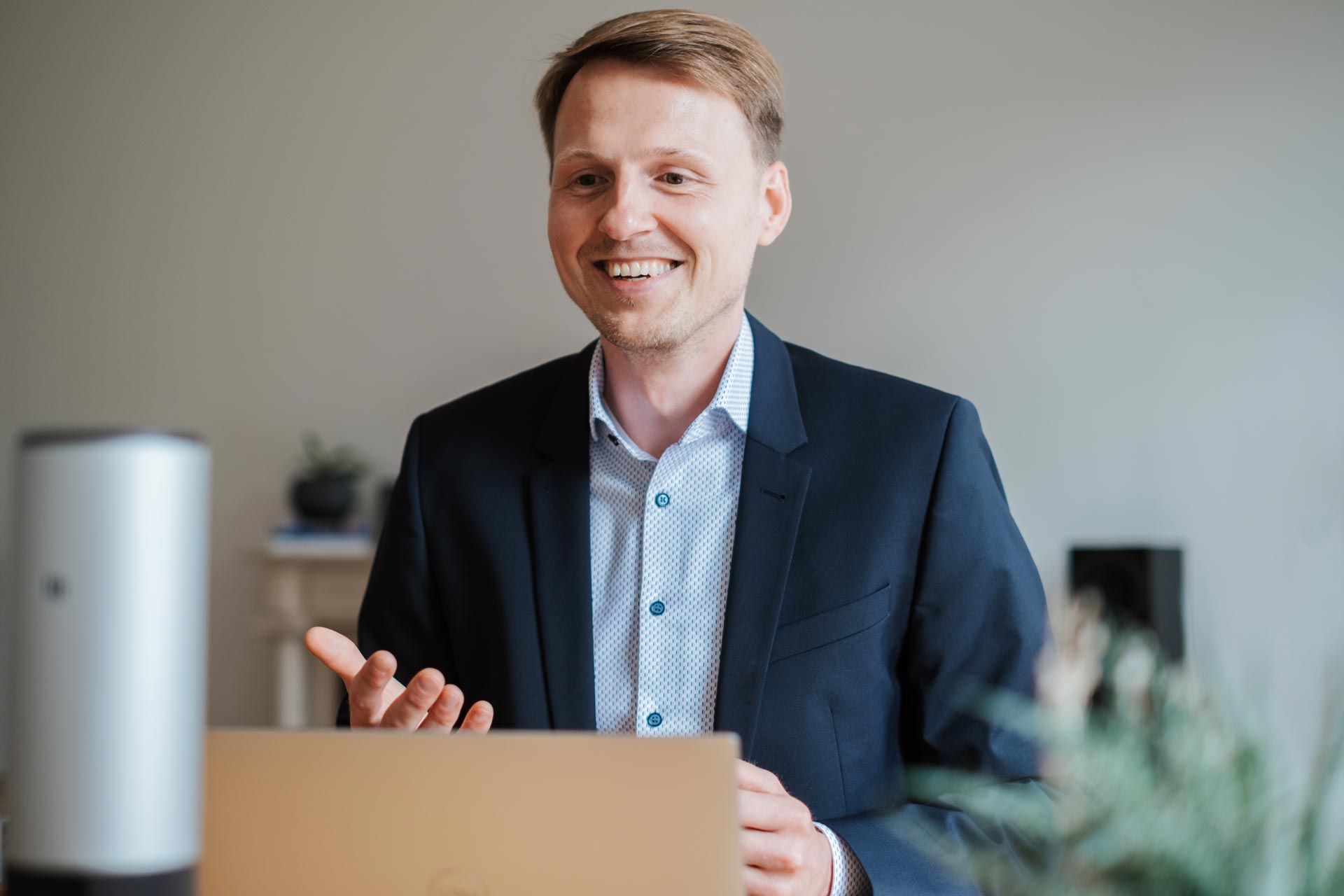 Porträt von Dennis Quas im blauen Anzug – Experte für den IT-Betrieb aus Bremen.