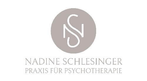 Logo mit den Initialen „NS“ in kreisförmigem Design. Darunter stehen die Worte „NADINE SCHLESINGER“ und „PRAXIS FÜR PSYCHOTHERAPIE“ in Großbuchstaben, alles in minimalistischem Grau auf weißem Hintergrund.
